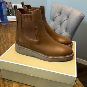 NWT Michael Kors Miller Chelsea boots in Luggage. Size 8.5. Retail $348.